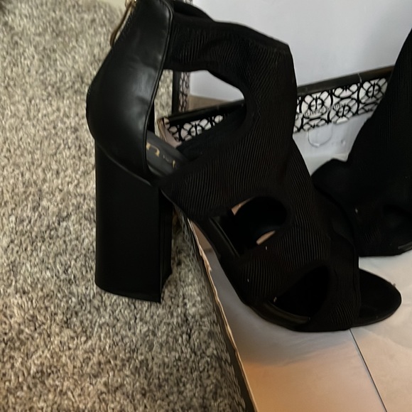 N by Nicole Miller black stretch heels . Zipper in back - Picture 2 of 4